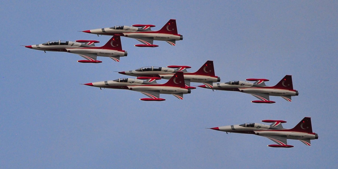 Türk Yıldızları'ndan Cumhuriyet'in 100'üncü Yılında Manisa'da Gösteri Uçuşu