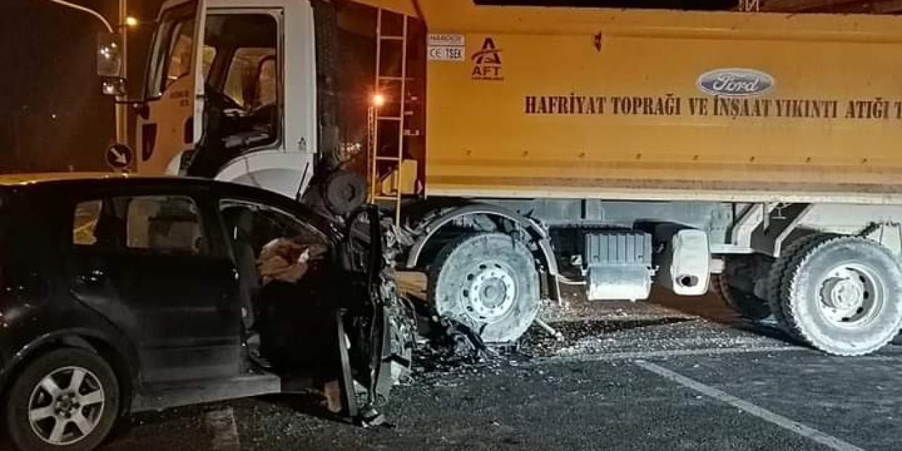 Kırşehir'de Hafriyat Kamyonu İle Otomobil Çarpıştı: 3 Yaralı