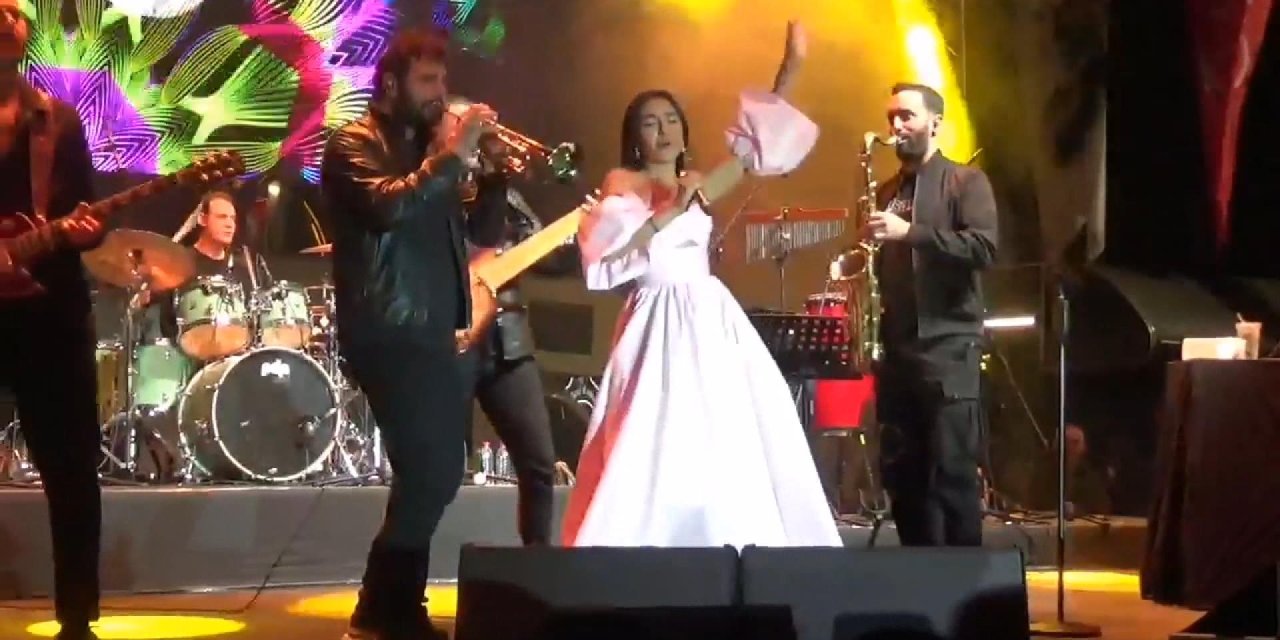 Silivri'nin Kurtuluş Yıl Dönümünde Şarkıcı Melek Mosso Sahne Aldı