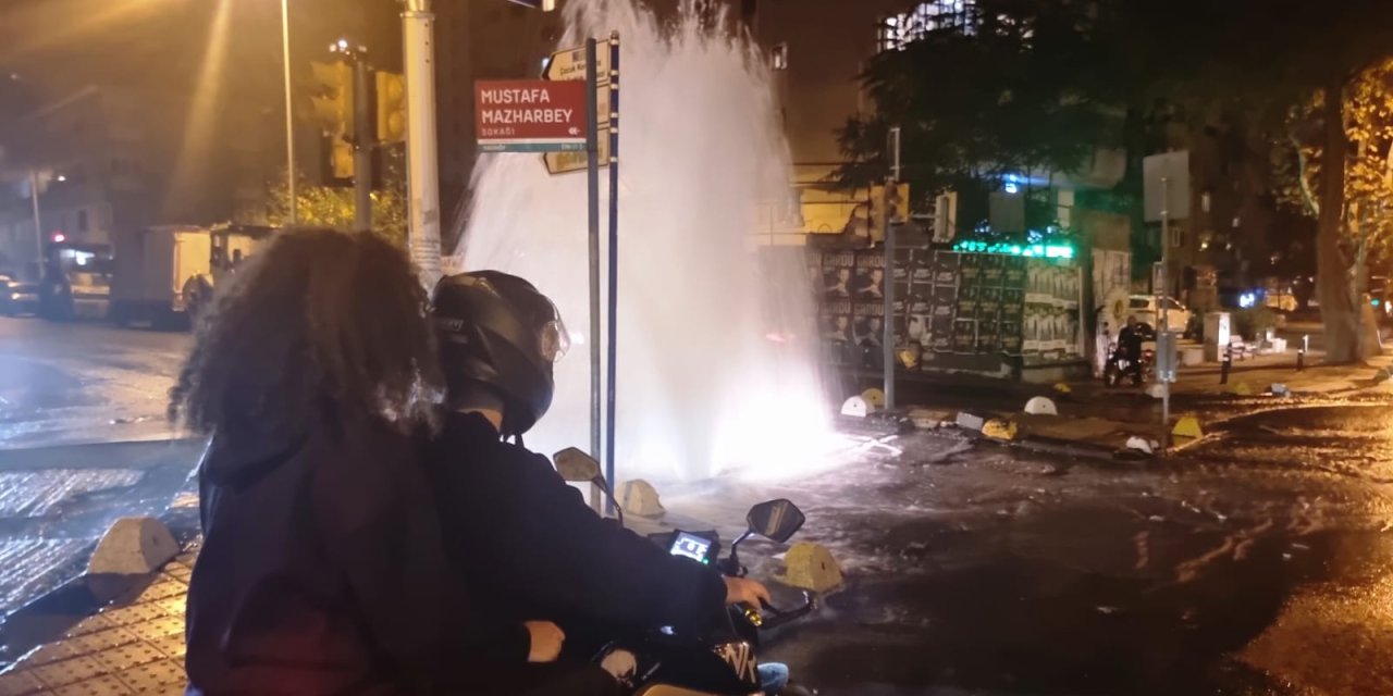 Kadıköy’de Su Borusu Patladı; Sokaklara 5 Saat Boyunca Akan Su Kesildi