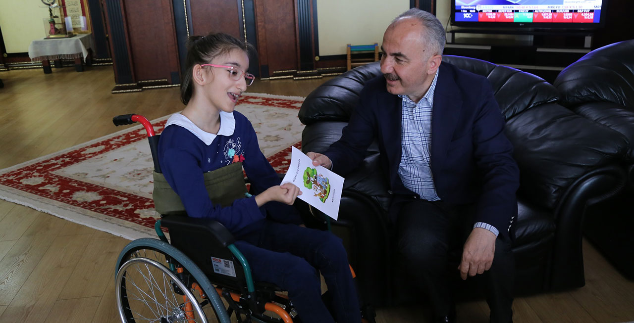 Rize'li Özel Yetenekli Çocuk Yazar, Başkan Metin'e Teşekkür Etti