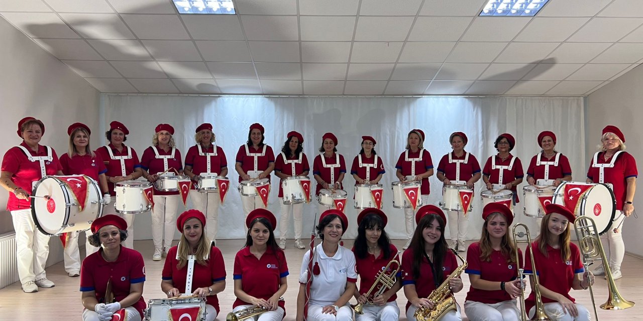 Türkiye’nin İlk Kadın Mahalle Bando Takımının Şefi De Mahallenin Kadın Muhtarı