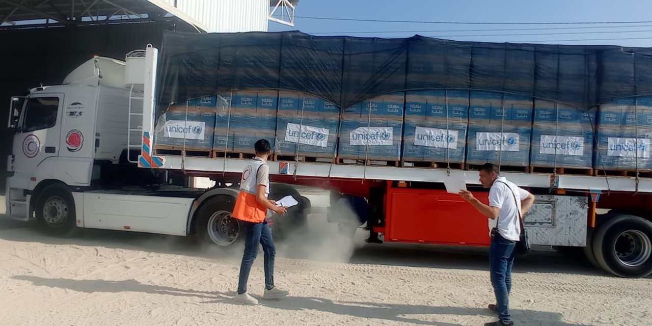 Filistin Kızılayı, Yardım Malzemesi Yüklü 55 Kamyonu Daha Teslim Aldı