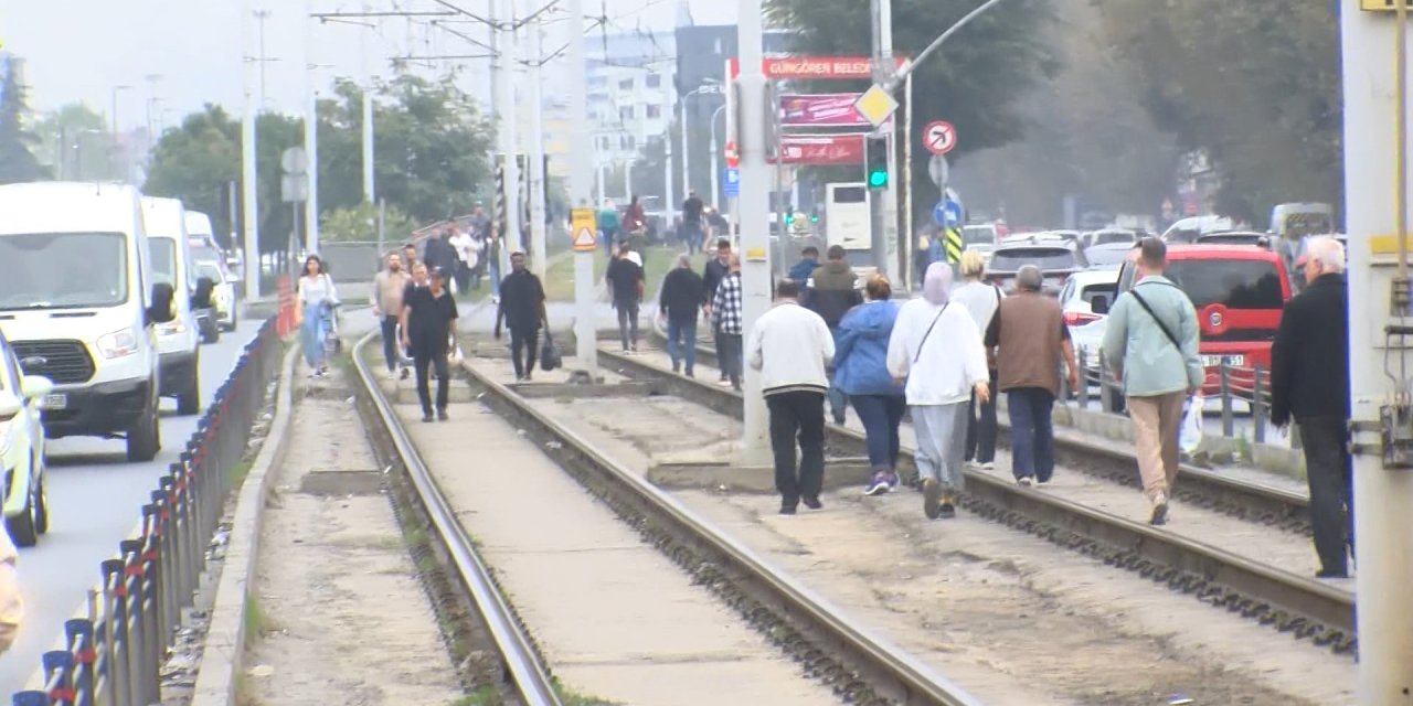 Tramvay Arızalandı; Yolcular Yürümek Zorunda Kaldı