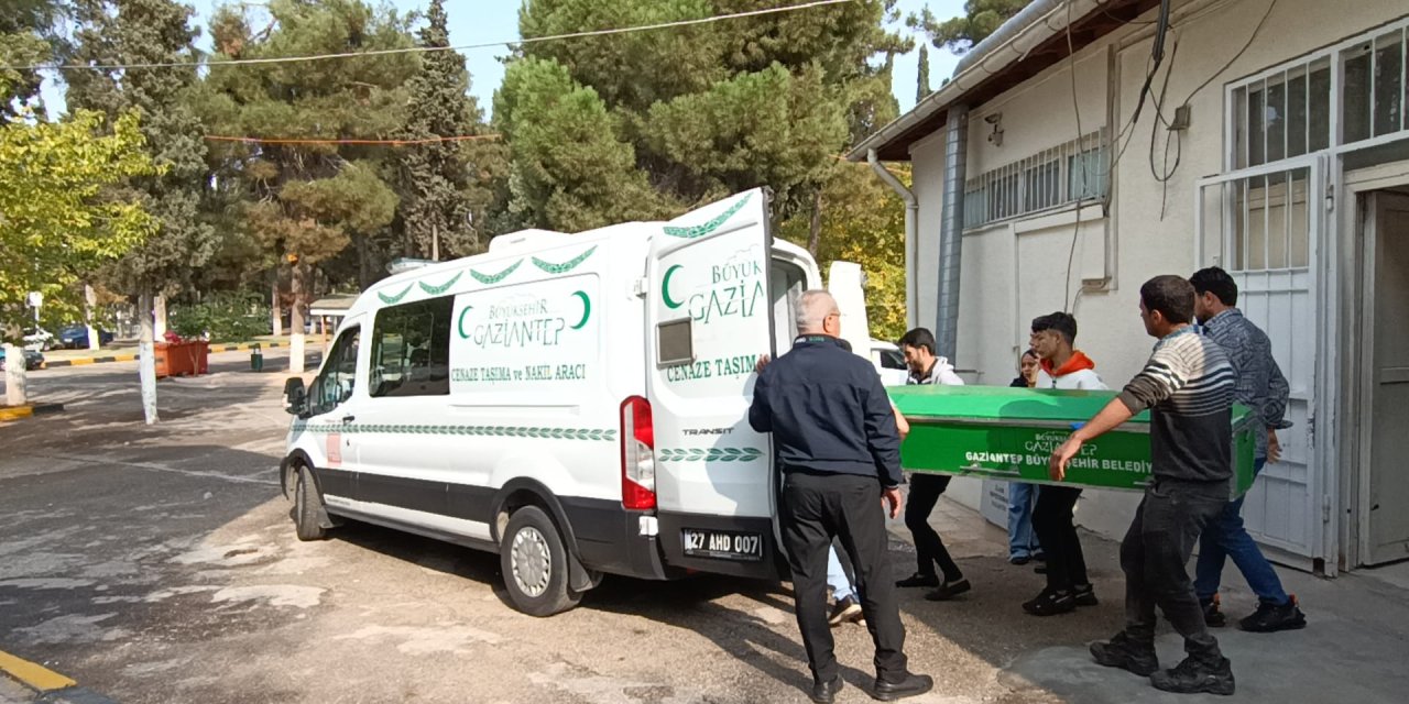 Gaziantep'te Otomobiller Çarpıştı: 2 Ölü, 3 Yaralı