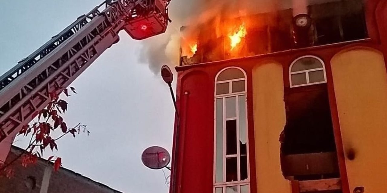 Mobilya İmalathanesinin Boyahanesinde Çıkan Yangın, 1 Saatte Söndürüldü