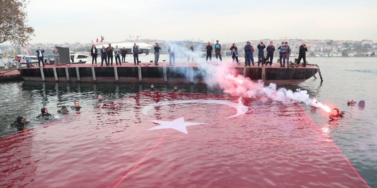 Haliç’te Cumhuriyetin 100’üncü Yılı İçin Su Altı Dalışı Yapıldı