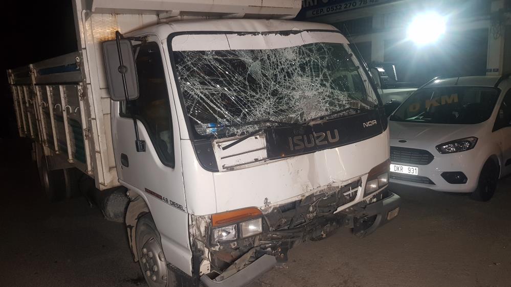 Uyuyan Sürücü Direğe Çarptı