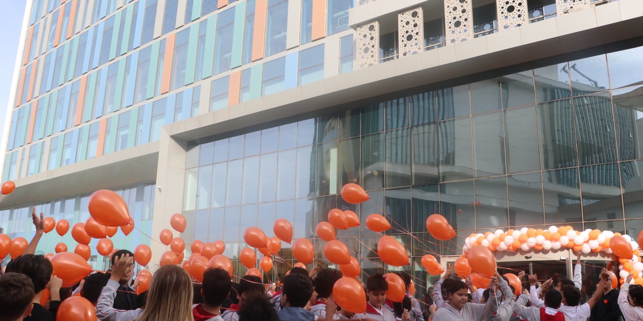 Ankara'da 1000 Öğrenci, Lösemili Arkadaşları İçin Turuncu Balon Uçurdu