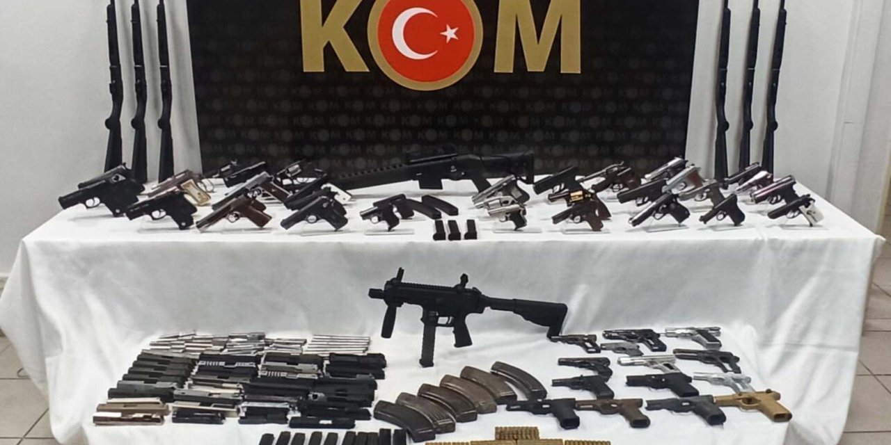 İzmir'de, Yasa Dışı Silah Üretimi Ve Ticareti Yapanlara Operasyon: 2 Gözaltı