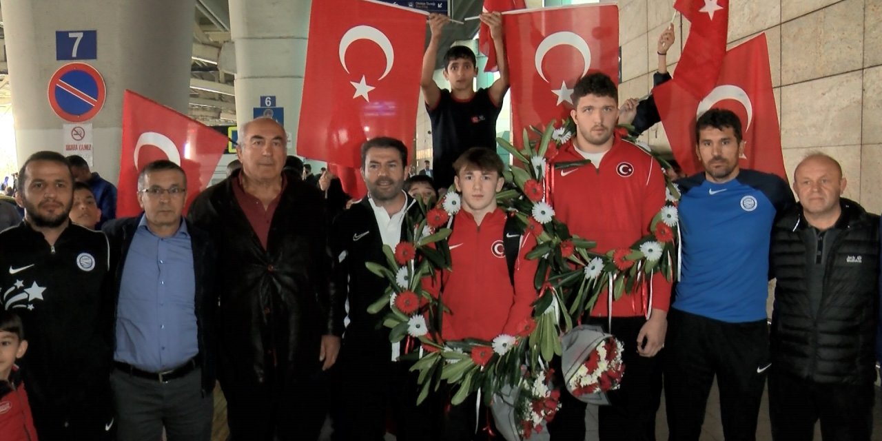 U23 Dünya Güreş Şampiyonası'nda Altın Madalya Kazanan Hamza Bakır'a Coşkulu Karşılama