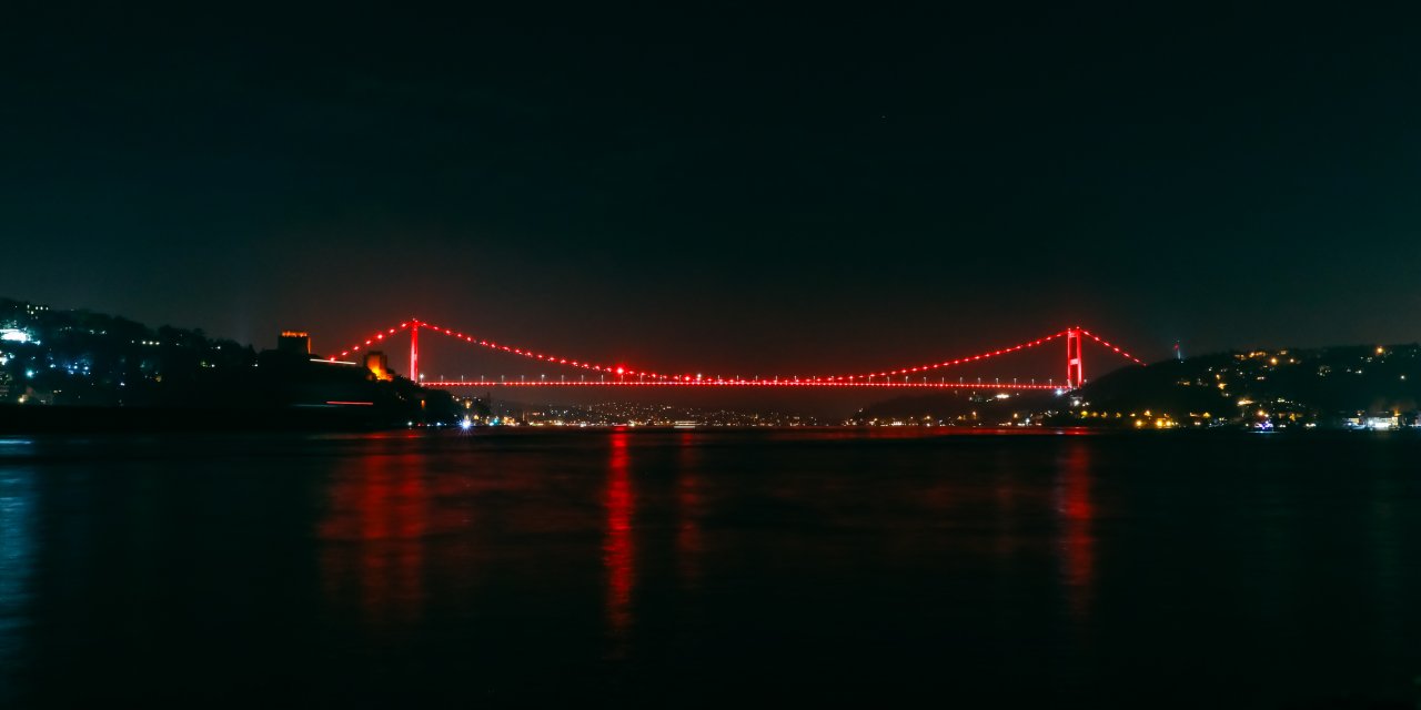 Kızılay Haftası’nda Türkiye'nin Sembol Yapıları Kırmızıya Büründü