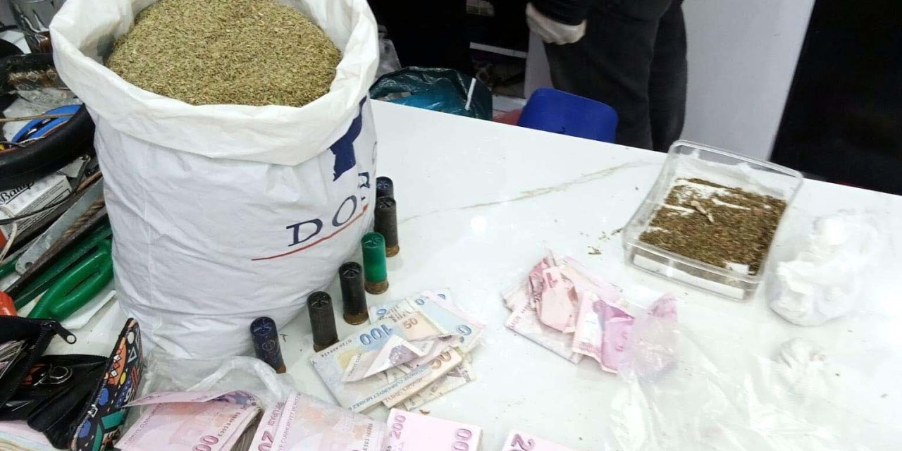 İzmir'de 2 Kilo Bonzai Ele Geçirildi; 3 Gözaltı