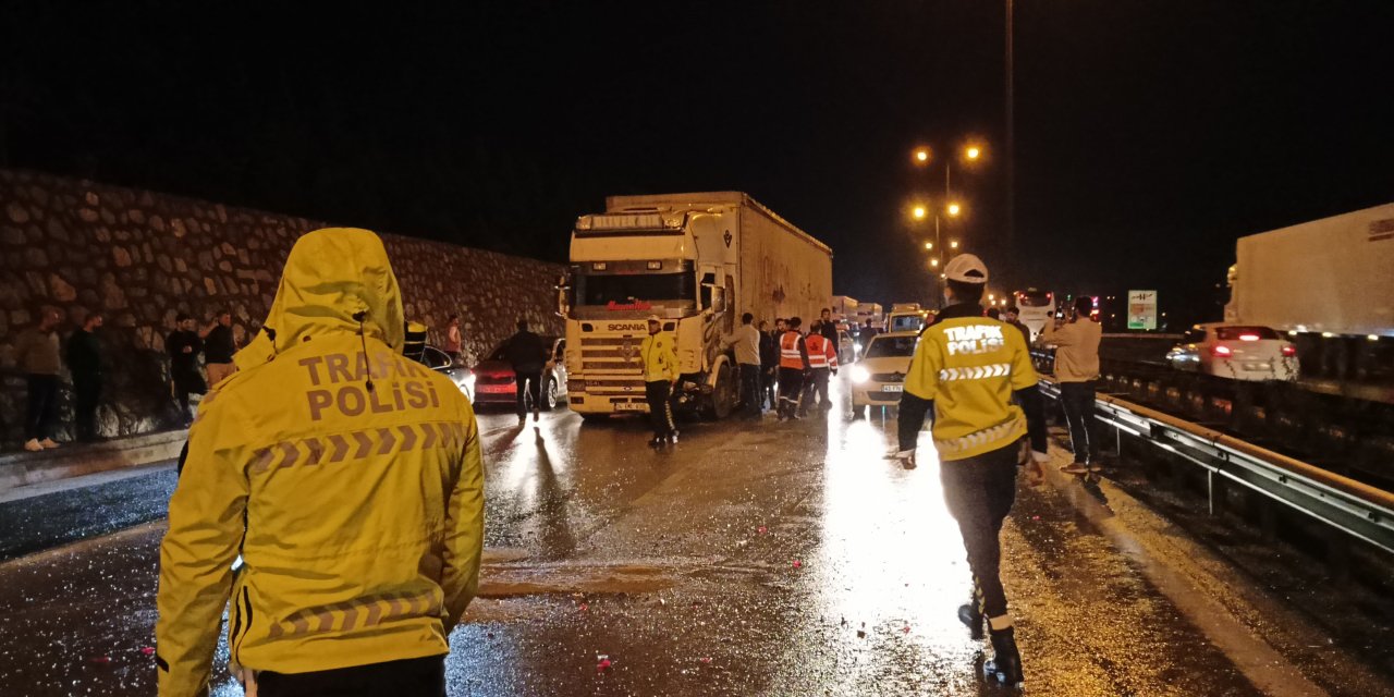 Tem'de 18 Araç Zincirleme Kazaya Karıştı; 4 Yaralı