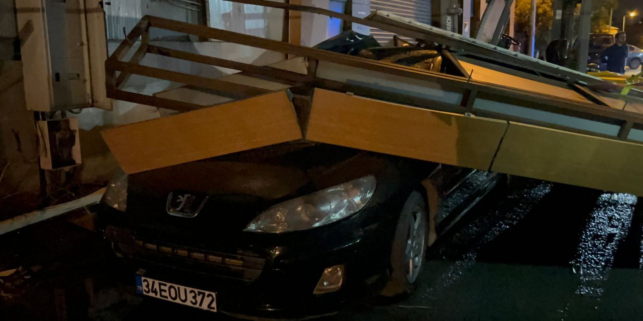 Ataşehir'de Şiddetli Rüzgarın Etkisiyle Fabrikanın Dış Cephesi Otomobilin Üzerine Düştü