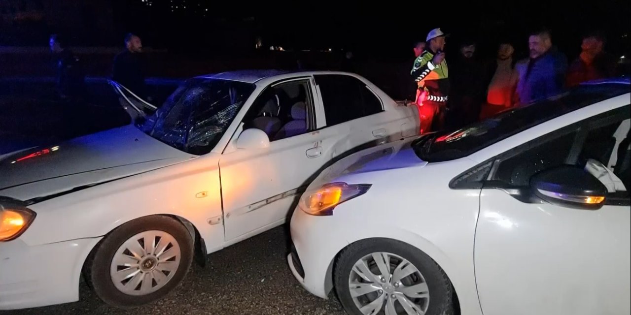 Kırıkkale'de İş Makinesi İle İki Otomobilin Karıştığı Kazada 4 Kişi Yaralandı