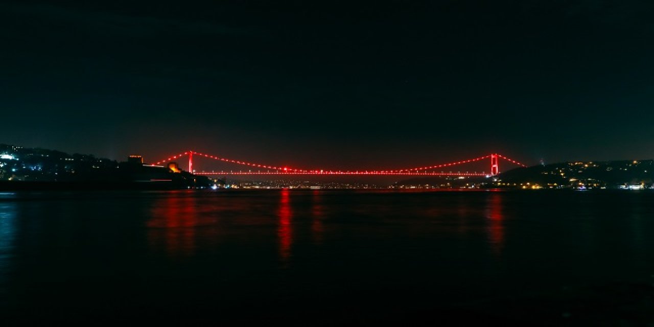 Kızılay Haftası’nda Türkiye'nin Sembol Yapıları Kırmızıya Büründü