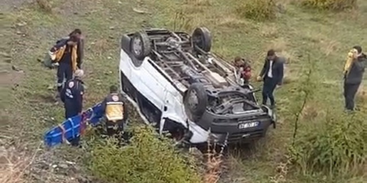 Minibüs Şarampole Devrildi; 1'i Ağır, 4 Yaralı