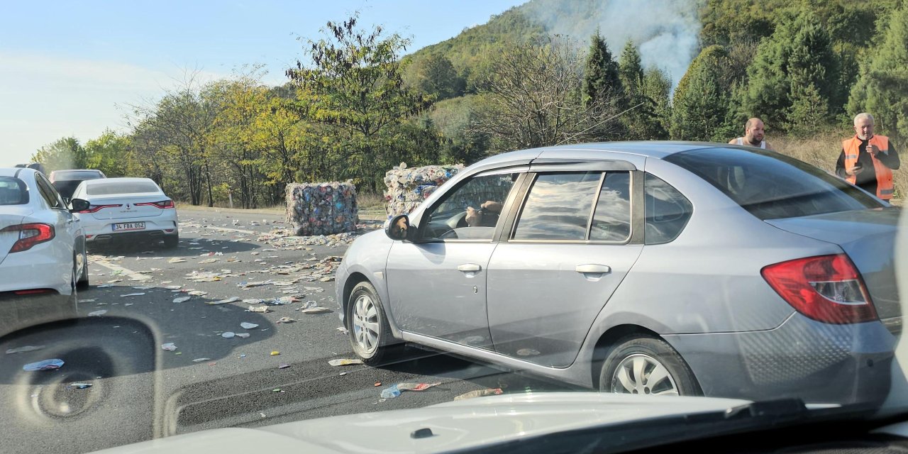 Tem'de, Tır'dan Düşen Geri Dönüşüm Malzemeleri Ulaşımı Aksattı