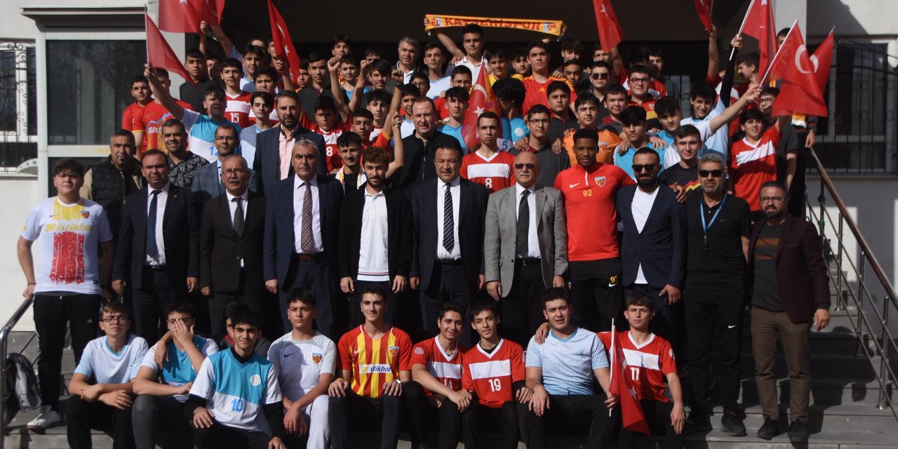 Kayserisporlu Futbolcular Jeanvier Ve Kartal Kayra Öğrencilerle Buluştu