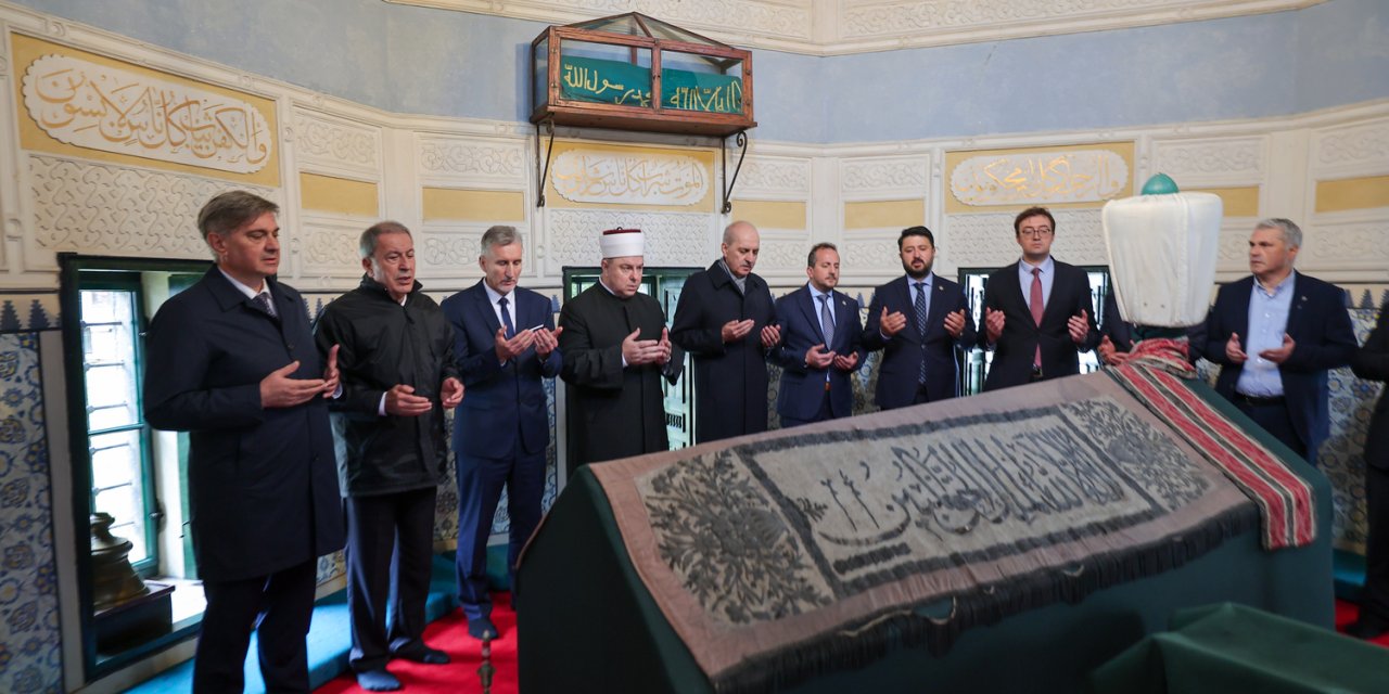 Kurtulmuş, Cuma Namazı Sonrası Bosnalılarla Bir Araya Geldi