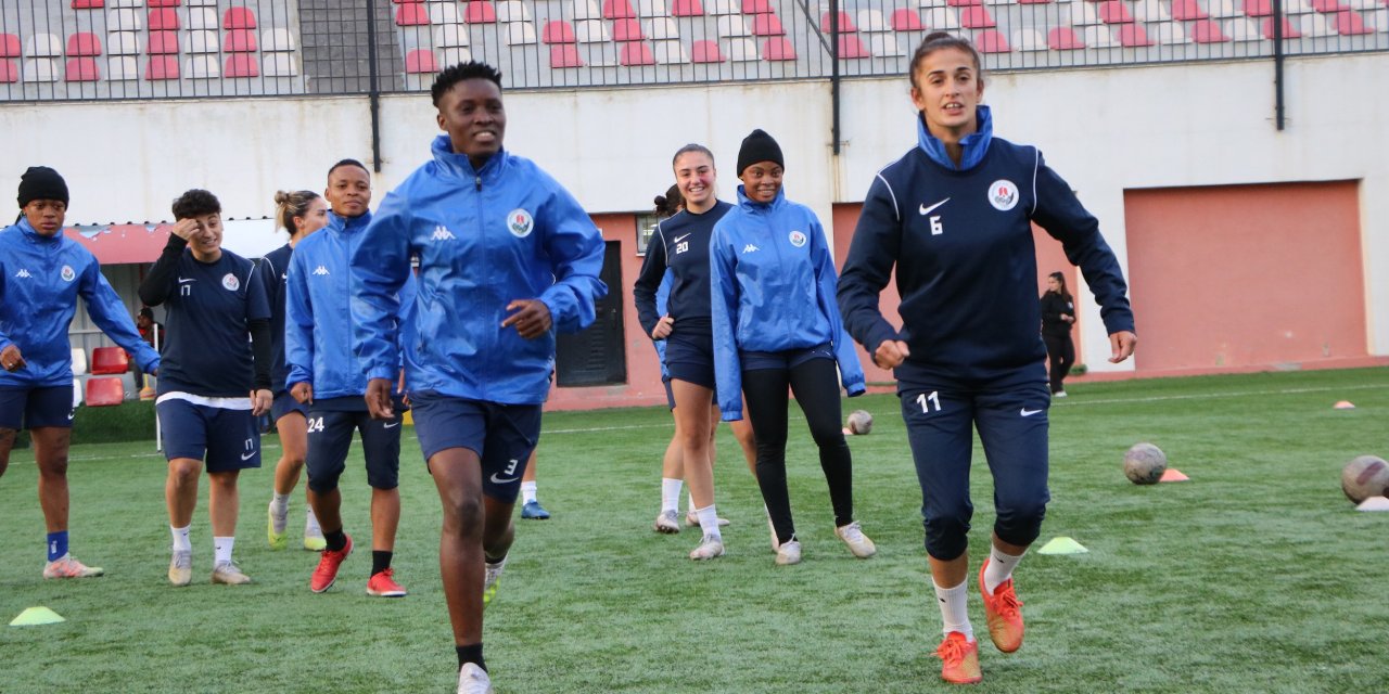 Hakkari'nin Kadın Futbol Takımı Yeni Kadrosuyla Yeşil Sahalarda