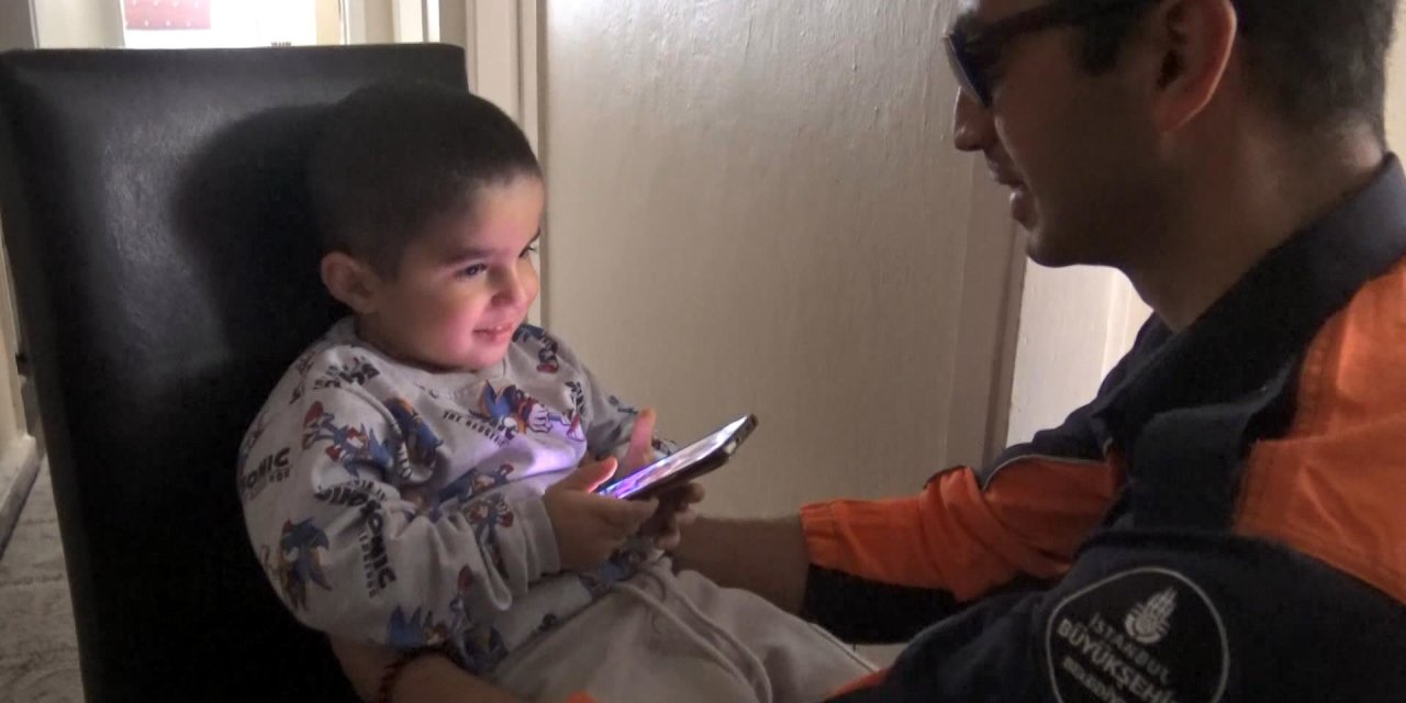 Avcılar'da Evde Mahsur Kalan 3,5 Yaşındaki Çocuğu İtfaiye Kurtardı