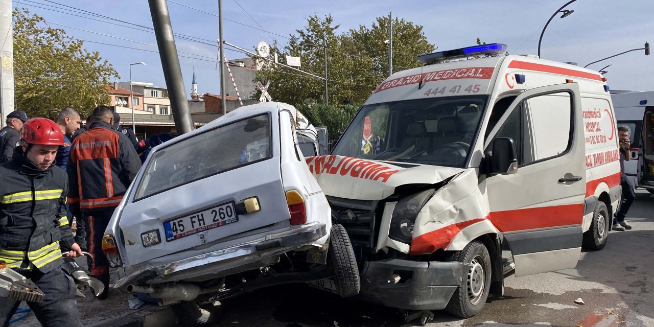 Ambulansın Çarpıp, Direğe Sıkıştırdığı Otomobildeki 2 Kişi Yaralandı