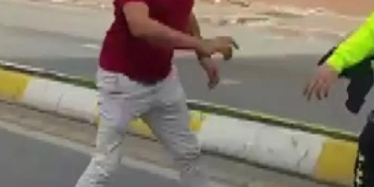 Kadıköy'de Fenerbahçe Maçı Öncesi Caddeyi Bariyerle Kapatan İşçilere Saldırdı