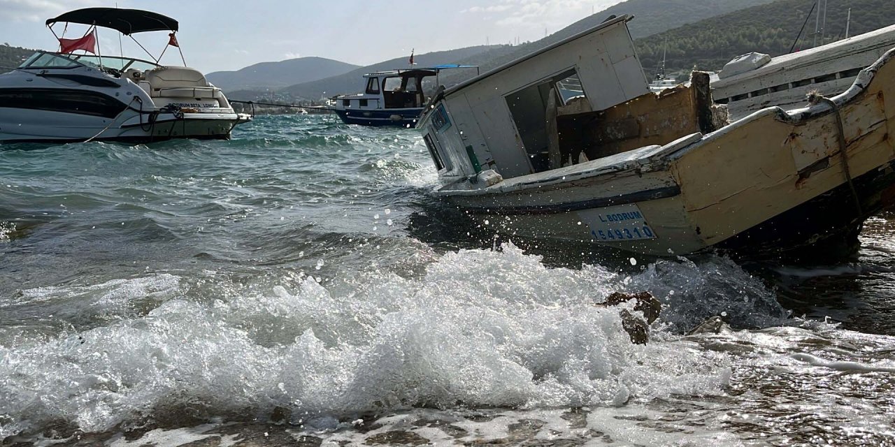 Bodrum'da Demirli Bulunan 2 Tekne, Fırtına Nedeniyle Parçalandı