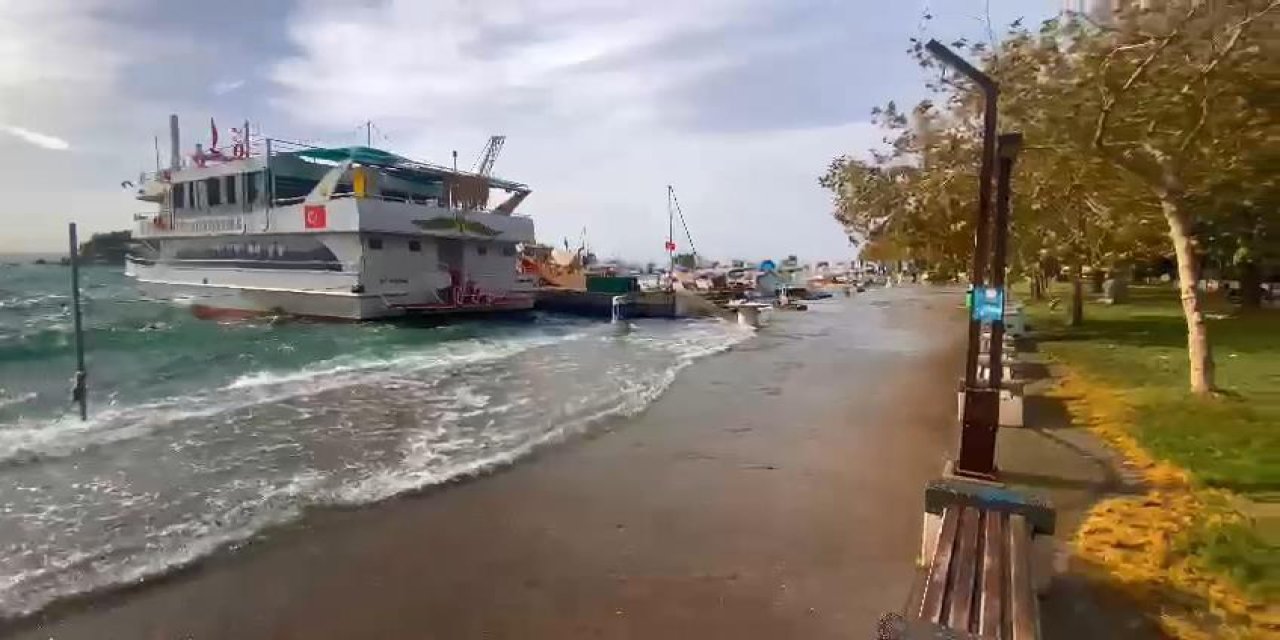 Erdek'te Lodos; Denizde Dev Dalgalar Oluştu, Batmak Üzere Olan Tekneler Kurtarıldı