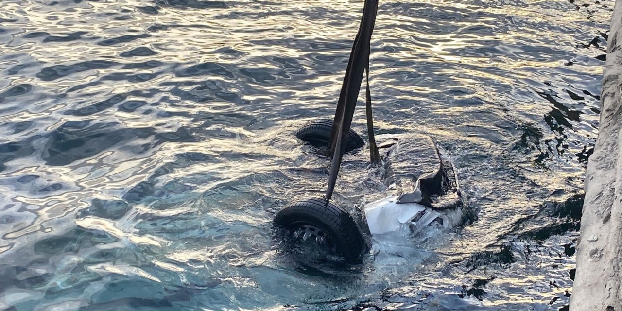 Kaza Sonrası Denize Düşen Aracın Sürücüsünü Balık Tutanlar Kurtardı