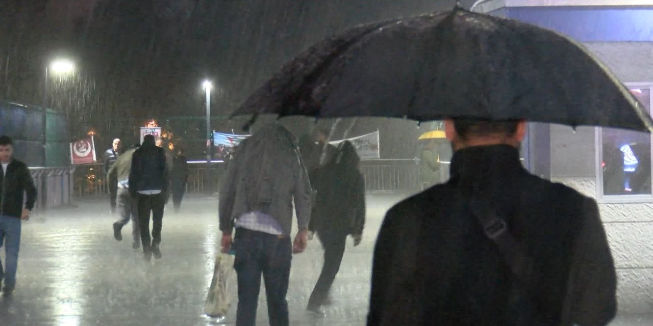 İstanbul'da Yağış Başladı; Trafik Olumsuz Etkilendi