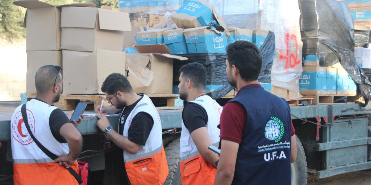 Filistin Kızılayı, İnsani Yardım Yüklü 30 Kamyonu Daha Teslim Aldı