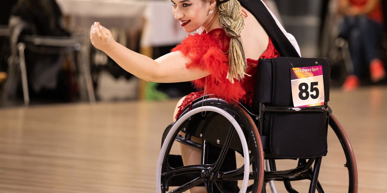 Ebru, Tekerlekli Sandalyesiyle Dans Ederek Özgürleşiyor