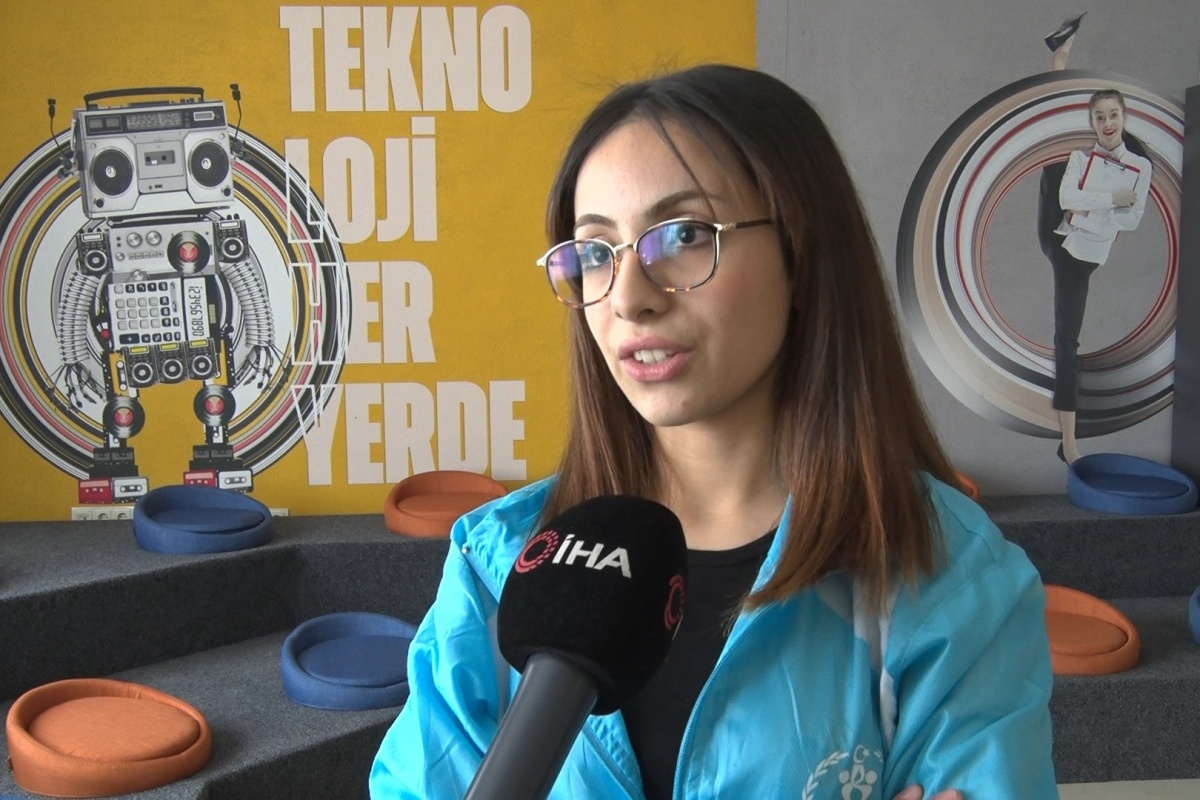 Dünya şampiyonu depremzede Esma Yıldız, ihtiyaç sahiplerinin yardımlarına koşuyor