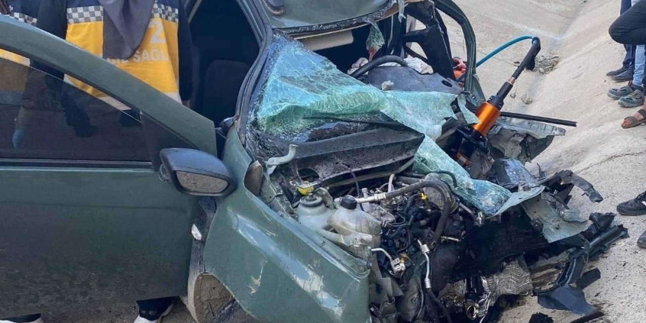 Hafif Ticari Araçla Kamyon Çarpıştı: 1 Ölü, 1 Yaralı