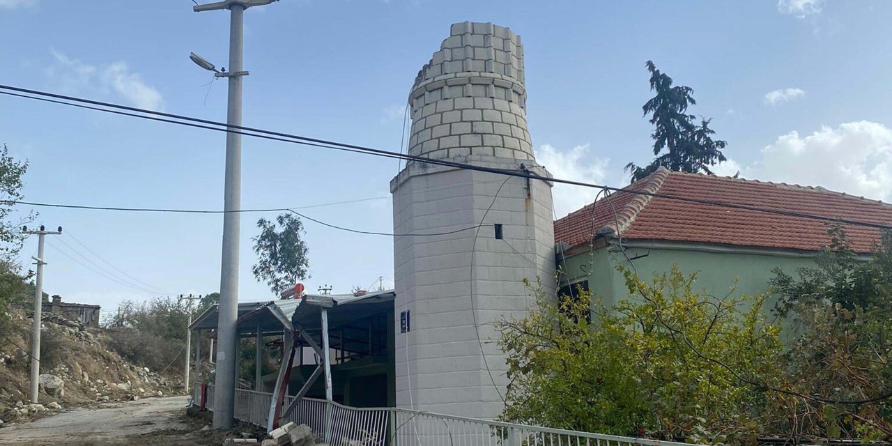 Aydın'da Hortum Minareyi Devirdi