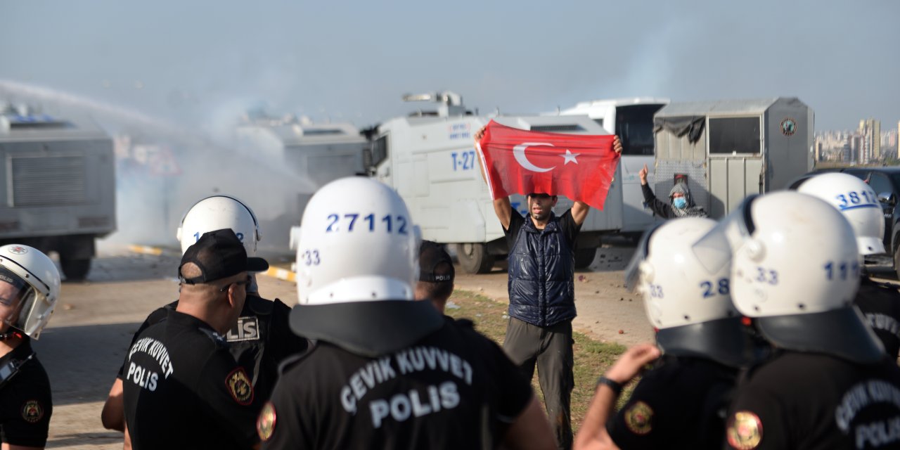 İncirlik Hava Üssü'ne Girmeye Çalışan Protestoculara Polis Müdahalesi (2)