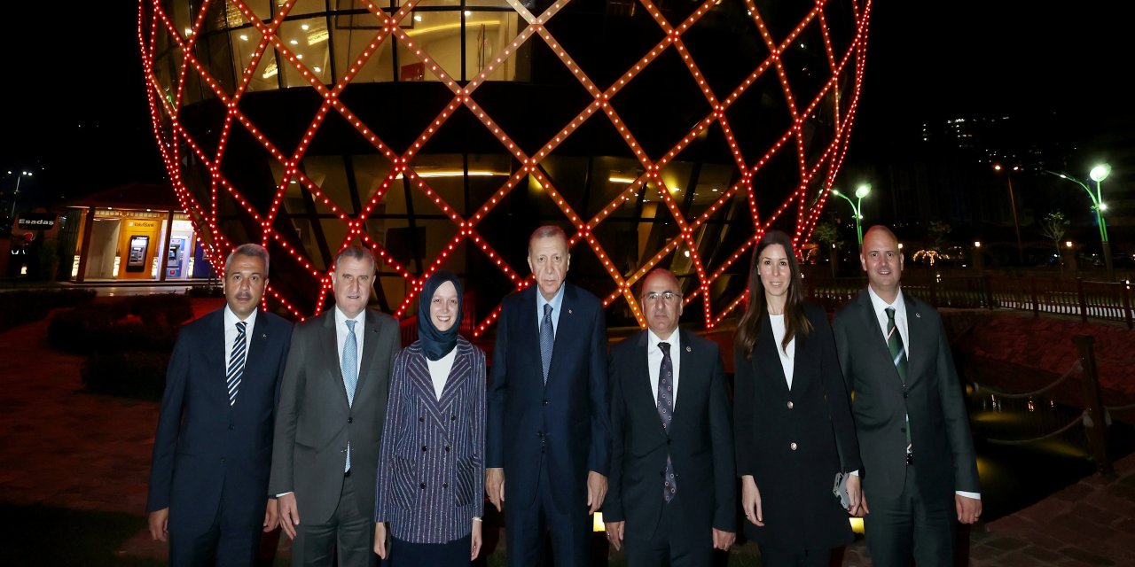 Cumhurbaşkanı Erdoğan, Rize'de Çay Çarşısı'nı ziyaret etti