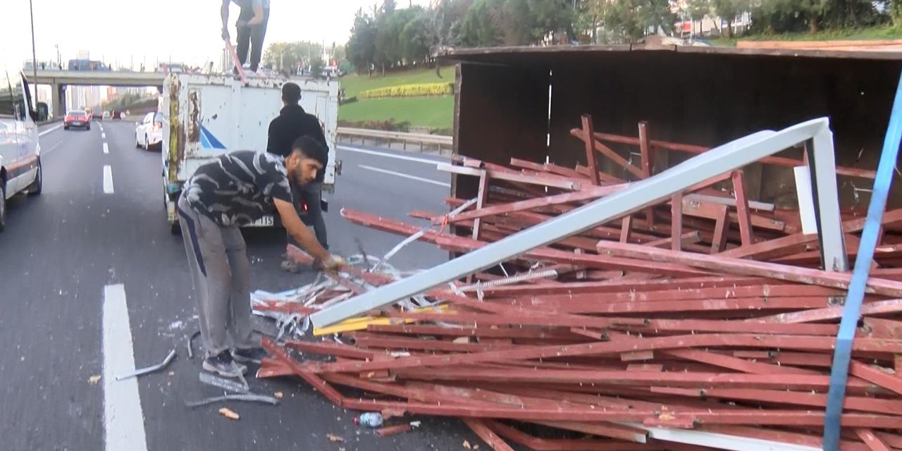 Ümraniye'de Kamyonet Devrildi, Yoğun Trafik Oluştu