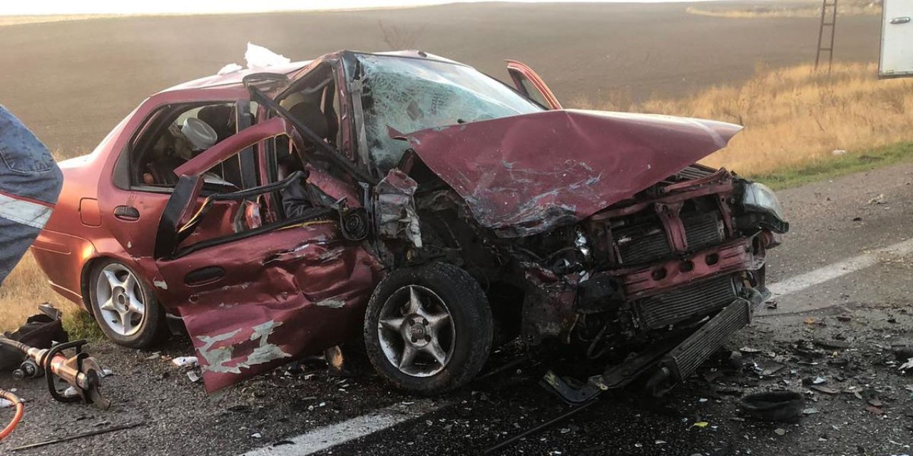 Sivas'ta Otomobiller Çarpıştı: 1 Ölü, 4 Yaralı