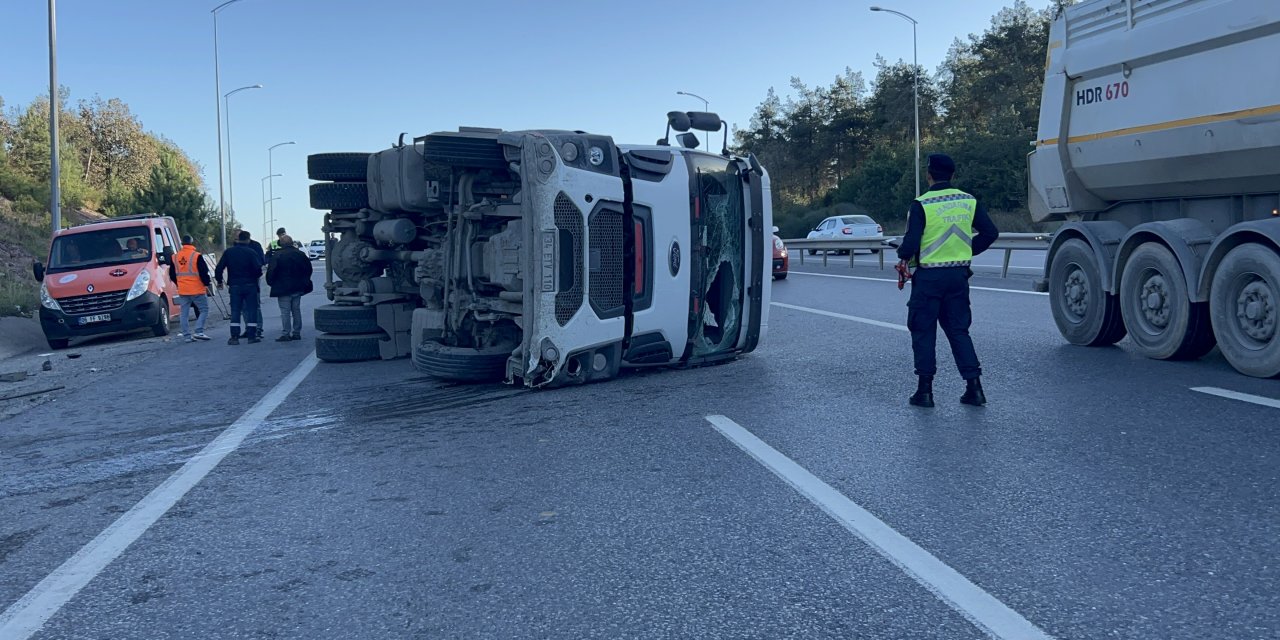 Şile Otoyolu'nda Tır Otomobile Çarptı: 2 Yaralı