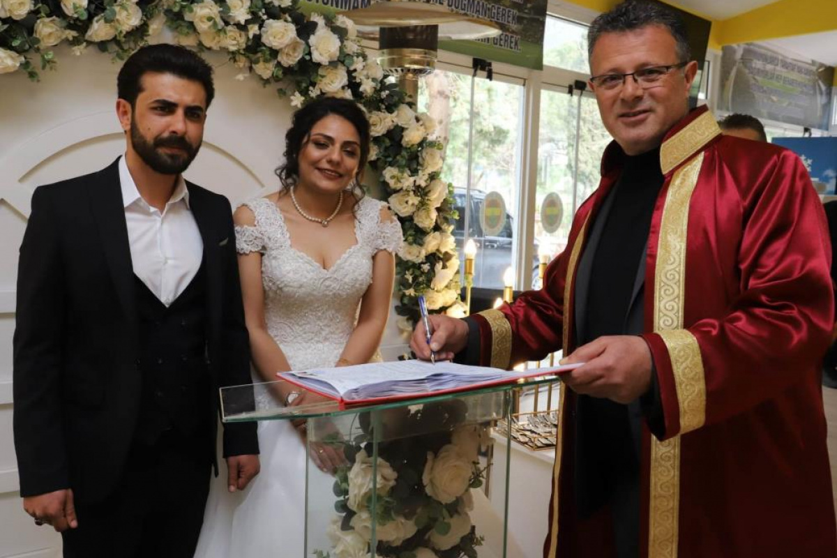 Enkazdan kurtuldu, Alaşehir'de gözyaşlarıyla evlendi