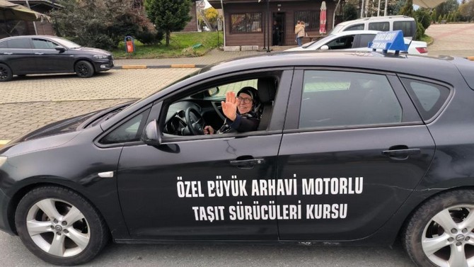 71 Yaşındaki Ulviye Teyze Torunlarını Gezdirebilmek İçin Ehliyet Kursuna Yazıldı