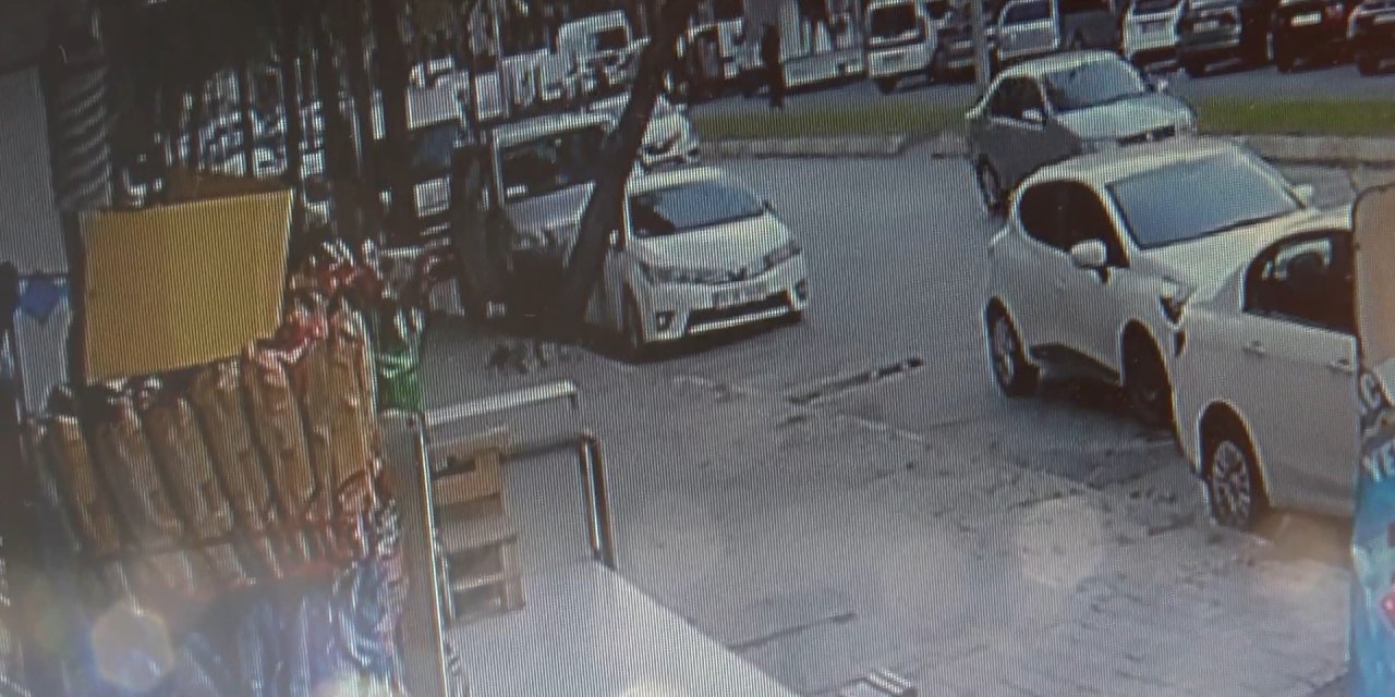 Bağcılar'da Ağacın Altında Kalan Otomobil Halatla Kurtarıldı