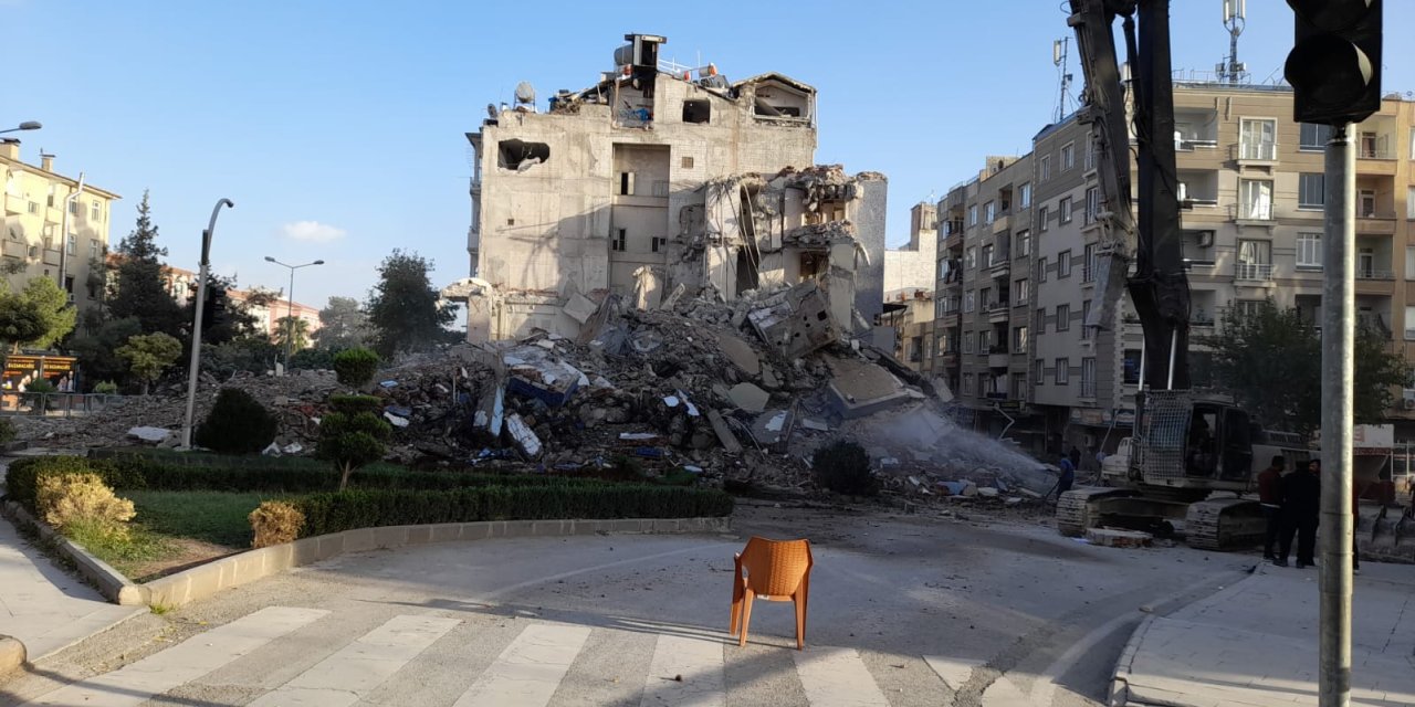 Kilis'te, Ağır Hasarlı Bina Yıkım Sırasında Çöktü