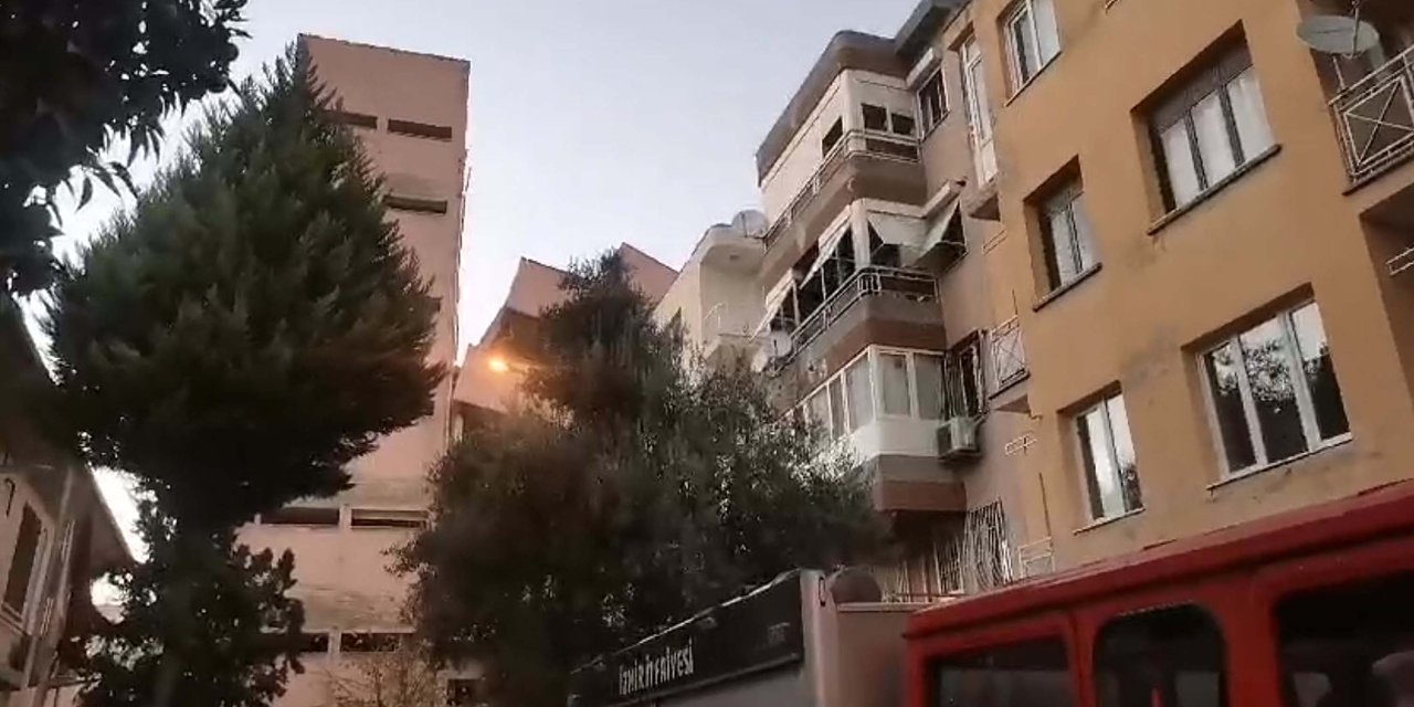 İzmir'de Okul Binası, Yıkımı Sırasında Bir Apartmanın Üzerine Doğru Yan Yattı