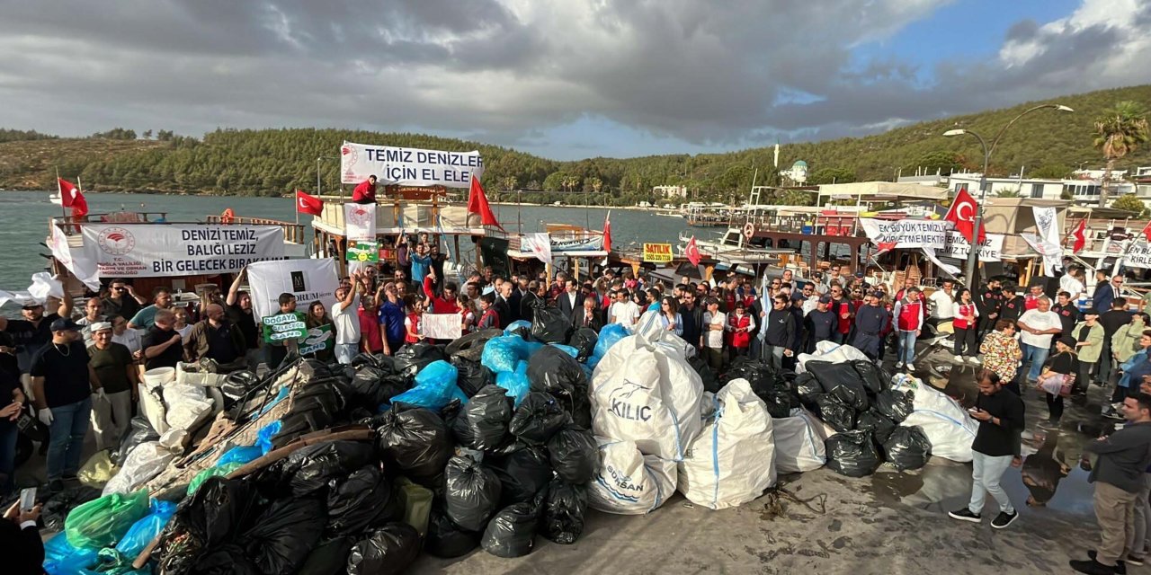 Bodrum'da Deniz İle Kıyıda Kapsamlı Temizlik; 15 Ton Atık Toplandı