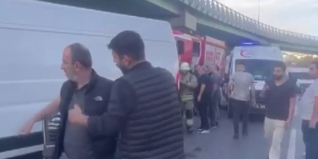 Şişli'de Kapalı Kasa Minibüs Park Halindeki Kamyona Çarptı